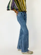 Pantalón de jean Oxford color celeste con efecto lavado.