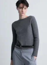Jersey de punto fino con textura acanalada, cuello barco y diseño de corte recto con mangas largas.