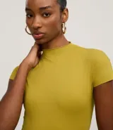 Body manga corta color borgoña, con cuello redondo medio y cierre inferior.