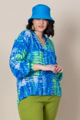 Gorro tipo bucket color azul con estampado tie-dye en tonos azules, verdes y blancos.