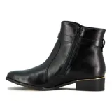 Bota de caña baja Ramarim, color negro, con taco bajo cuadrado y detalle de tira con hebilla metálica dorada en el tobillo.