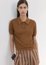Chaleco de punto fino de algodón con diseño calado, cuello polo, manga corta y cierre frontal con tres botones.