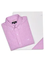 Camisa de manga larga RKF modelo Wf Pb, confeccionada en 100% algodón. Presenta un diseño a cuadros en tonos rojo y blanco, cuello americano con botones, cierre frontal con botones blancos y un bolsillo en el pecho con el logo bordado.