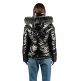 Campera puffer negra de acabado brillante, con cierre frontal, bolsillos laterales y capucha con borde de piel sintética.
