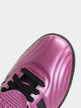 Zapatillas Adidas Samba LT color rosa metalizado con detalles en negro.