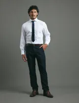 Pantalón de vestir de corte recto y línea limpia, sin pinzas. Confeccionado en una mezcla de poliéster y viscosa, presenta un diseño clásico y estructurado.