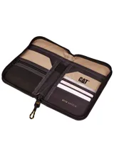Billetera tipo organizador de viaje Caterpillar, color gris oscuro, fabricada en poliéster reciclado. Cuenta con cierre perimetral de cremallera, parche frontal con el logo de la marca en negro y amarillo, y tirador de cordón. Diseñada con protección RFID, capacidad para pasaportes y múltiples compartimentos internos.