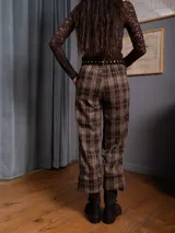 Pantalon de corte recto con estampado de cuadros tipo tartan, bolsillos laterales y dobladillo en el bajo.