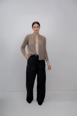 Cardigan marrón claro de punto con cuello redondo y cierre frontal con botones.