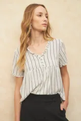 Blusa blanca con finas rayas verticales negras, de manga corta con volados y escote en V con pequeños botones y detalle de volado en el borde.