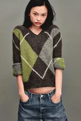 Jersey de cuello pico y manga larga, con estampado de rombos en tonos marrón, verde y gris, y acabados en rib.