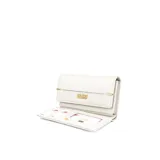 Billetera corta marca Coveri Collection, color blanco, de diseño rectangular con solapa y cierre de broche a presión. Detalle de placa metálica dorada con el nombre de la marca en el frente y herrajes dorados.