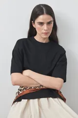 Remera de manga corta con calce relajado y cuello redondo, confeccionada en algodón puro.