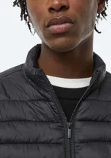 Campera puffer azul marino, con diseño acolchado de líneas horizontales, cuello alto y cierre frontal completo.