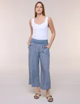 Pantalón palazzo crop a rayas azules y blancas, con tiro alto, pretina ancha de crochet elástico y bolsillos frontales de parche.