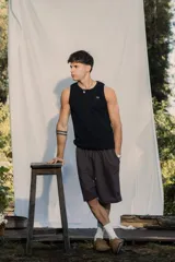 Musculosa negra de tejido morley, ajustada al cuerpo, con un pequeño bordado en color verde en el pecho.