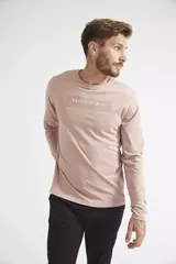 Remera de manga larga color rosado, con cuello redondo y estampado frontal con el nombre de la marca Brooksfield.