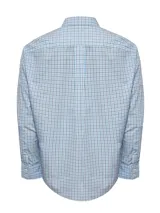 Camisa de manga larga RKF modelo Wf Pb, confeccionada en 100% algodón con diseño a cuadros en tonos celestes, blancos y azules. Cuenta con cuello americano abotonado, cierre frontal de botones, bolsillo en el pecho con el logo bordado de la marca y calce regular.