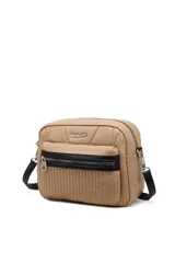 Bandolera de diseño acolchado en color beige, con detalles en negro en el bolsillo frontal y correa ajustable. Cuenta con cierre principal y bolsillo delantero con cierre metálico, además del logo de la marca en la parte superior.