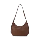 Cartera tipo hobo o media luna de cuero sintético negro, con textura granulada. Posee una correa ajustable para llevar al hombro o cruzada.