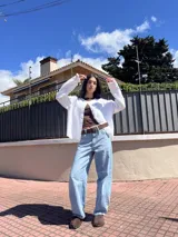 Jean de corte barrel color celeste claro, tiro alto y diseño amplio en las piernas.