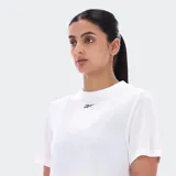 Remera deportiva corta color blanco, de corte holgado y mangas cortas, con logo Reebok en el pecho.