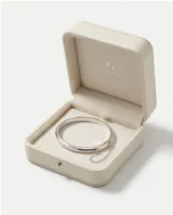 Esclava rígida de plata 925 con diseño minimalista y cadena de seguridad incorporada.