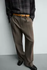 Pantalón de corte flare fit confeccionado en una mezcla de viscosa y lino. Presenta bolsillos delanteros, bolsillos traseros de vivo, cierre frontal con cremallera y gancho metálico oculto.