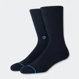 Medias de caña media color negro, con tejido acanalado en la parte superior y detalle de línea horizontal en color turquesa sobre la puntera. Incluye logo bordado en tono azul en el lateral.
