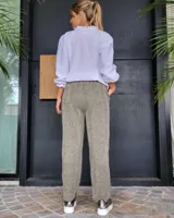 Pantalón de vestir color beige con estampado de espiga, pretina elastizada y corte recto.