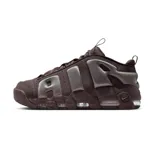 Championes Nike Air More Uptempo Low en color negro con detalles en suela de goma color caramelo. Presentan el icónico diseño de letras grandes en los laterales, confeccionados en una combinación de malla y cuero sintético, con unidad de aire visible en la entresuela.