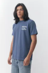 Remera de manga corta Quiksilver modelo Time Tested, color azul, con estampa en el pecho.