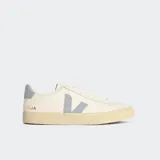 Championes Veja Campo color blanco con logo lateral en celeste y talón en gris.