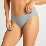 Pack de dos culottes de algodón color gris, con borde de encaje festoneado en la cintura y en los cortes de las piernas.