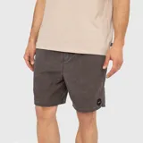 Traje de baño tipo cargo color gris oscuro, con ajuste regular, bolsillos laterales y parche circular con logo en la parte inferior.