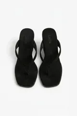 Sandalia marrón de cuero con taco corrido, diseño de tiras en forma de T y estilo minimalista.