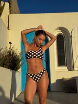 Bikini de diseño asimétrico con corpiño de un solo hombro y bombacha clásica, confeccionado en lycra premium de color azul marino.