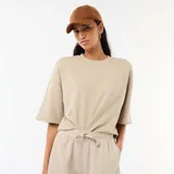 Camiseta de felpa color beige, de corte oversize, con mangas 3/4 y cuello redondo.