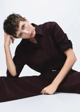 Pantalón de pana de tiro bajo y corte wide leg, con diseño de cinco bolsillos, cierre de botón y cremallera, y trabillas para cinturón.