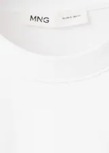 Remera blanca de manga corta y cuello redondo, confeccionada en algodón 100%. Presenta un pequeño bordado en el pecho.
