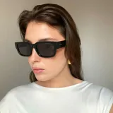 Gafas de sol cuadradas negras con lentes polarizadas negras, montura gruesa de bio-based G850 y protección UV400.