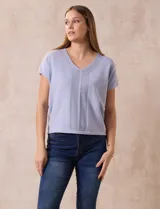 Buzo tejido color celeste, marca Ninety. Escote en V y calado en escote y delantera.