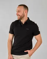 Remera polo lisa negra, corte clásico, con cuello y mangas acanaladas.