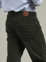 Pantalón de pana azul con corte recto, tiro medio y bolsillos delanteros y traseros.
