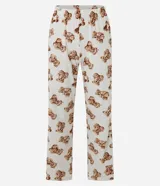 Pijama de dos piezas confeccionado en tejido plush de tacto suave. La blusa es de manga larga, color rosa claro, con cuello redondo y un bolsillo frontal aplicado con estampado de ositos. El pantalón es de corte recto, color blanco, con estampado integral de ositos y cintura elástica.