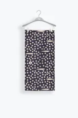 Pareo negro con estampado de pequeños círculos y peces, confeccionado en mezcla de viscosa y poliamida, de diseño versátil.