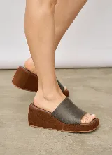 Sandalia tipo zueco con plataforma alta revestida en gamuza marrón y tira ancha superior de cuero color gris oscuro.
