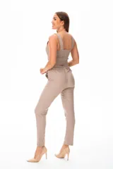 Top color beige, corto, con breteles anchos y escote cuadrado.