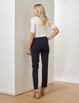 Pantalón recto color verde oliva, marca Zac & Rachel, modelo slim. Tiene pretina con pasadores, botón y cierre. Incluye tres bolsillos delanteros y dos bolsillos ojal en la parte trasera.