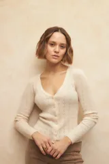 Cárdigan corto color verde agua, de tejido tramado y corte ajustado.